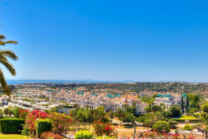 Espectacular apartamento totalmente renovado en alquiler de larga temporada sin muebles en una de las urbanizaciones más prestigiosas y selectas de Marbella photo 0