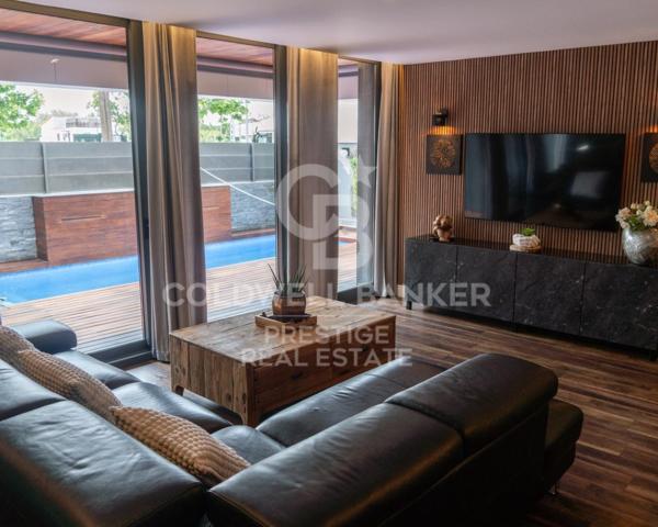 Casa En venta en Castelldefels photo 0