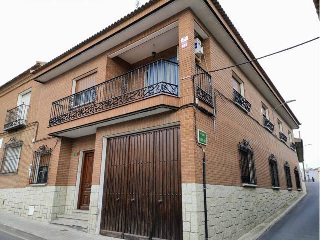 Casa pareada en venta en La Puebla de Montalbán photo 0