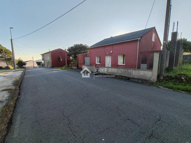 CASA DE PIEDRA CON TERRENO EN CÉE photo 0