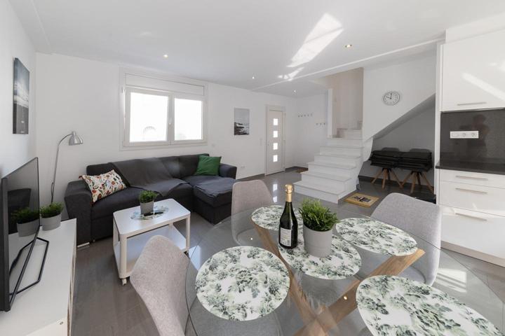 ¡Licencia de alquiler! Casa adosada en excelente estado cerca del lago Maurici. photo 0