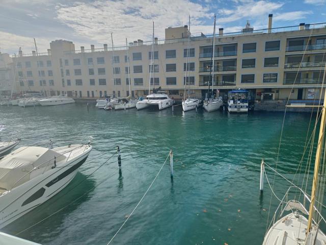 Empuriabrava, Port Moxo. Casa con amarre de 4,8m x 11m, 2 dormitorios, ascensor, varios balcones, azotea, garaje y parking photo 0