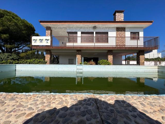 CASA CON TERRENO Y PISCINA photo 0