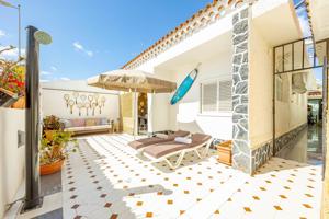 Chalet con Dos Viviendas, Terraza Soleada y Garaje – Playa del Inglés photo 0