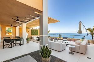 Vivienda Exclusiva con Terraza Panorámica y Acceso Directo a la Playa photo 0