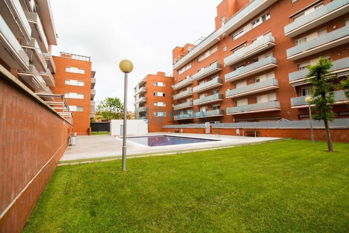PISO CON TERRAZA ESQUINERA Y PISCINA COMUNITARIA EN REUS photo 0