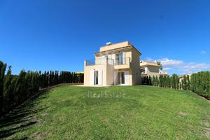 EXCLUSIVA VIVIENDA UNIFAMILIAR CON PISCINA COMUNITARIA EN EL PARAISO - SA RÁPITA photo 0