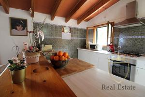 PRECIOSA VIVIENDA CON MUCHAS POSIBILIDADES DE REFORMA photo 0