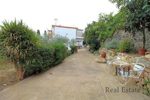 PRECIOSA VIVIENDA CON MUCHAS POSIBILIDADES DE REFORMA photo 0