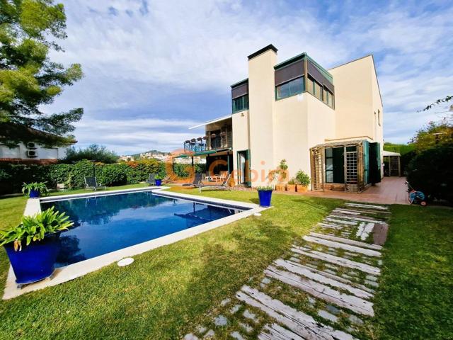 ESPECTACULAR CASA CON PISCINA photo 0