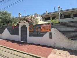 CASA ADOSADA ESQUINERA CON PISCINA COMUNITARIA photo 0