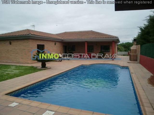 Preciosa casa de 298m2 construídos, 800m2 de terreno, piscina en Caldes de Malavella photo 0