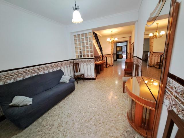 Se vende casa por la zona de les Bases en Alzira. photo 0