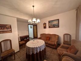 Acogedora planta baja con patio en venta en el barrio Santos Patronos photo 0