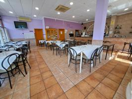 Se traspasa bar-restaurante en pleno rendimiento en Alzira photo 0