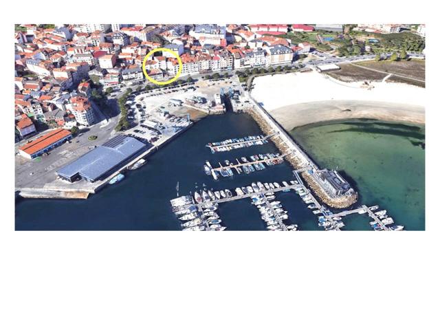 Edificio compuesto por bajo, 3 plantas de vivienda, sótano y bajo cubierta con vistas al mar en Portonovo photo 0