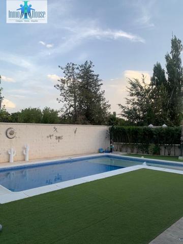 SE VENDE LUJOSO CHALET CON PISCINA EN URB.LOS PRADOS photo 0