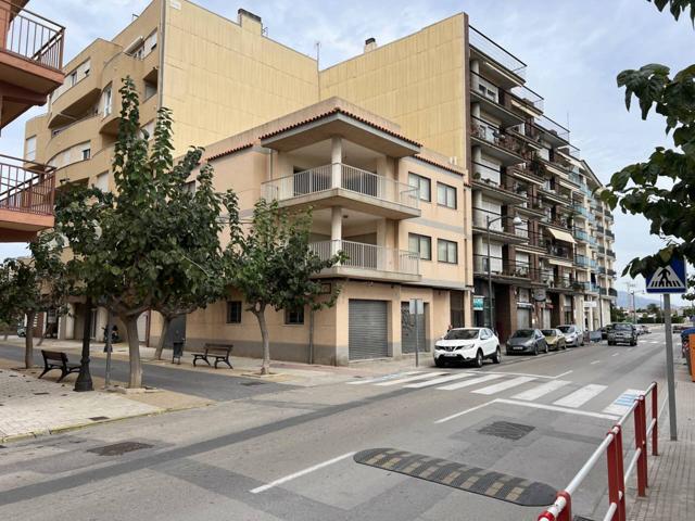 Edificio de 2 pisos, garaje, y cafetería photo 0