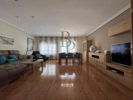 Casa unifamiliar adosada en venta, casco urbano, muy buena zona y tranquila photo 0