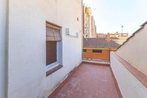 PISO EN LES CORTS A REFORMAR photo 0