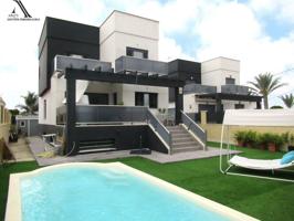 PRECIOSO CHALET INDEPENDIENTE EN URBANIZACION photo 0