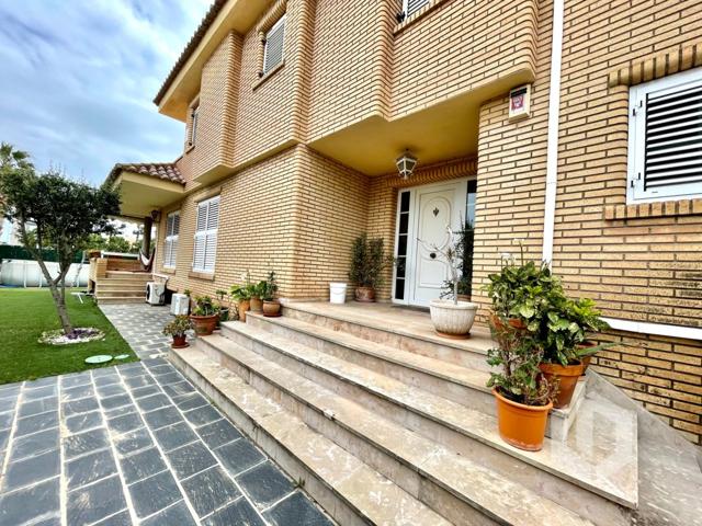 Espacioso y único chalet en venta en playa de Sagunto photo 0