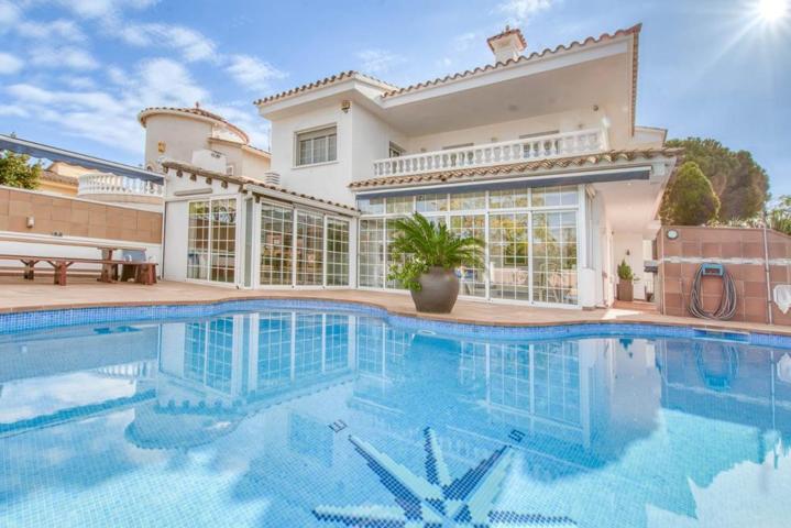 Villa en Requesens con piscina y jardín en venta photo 0