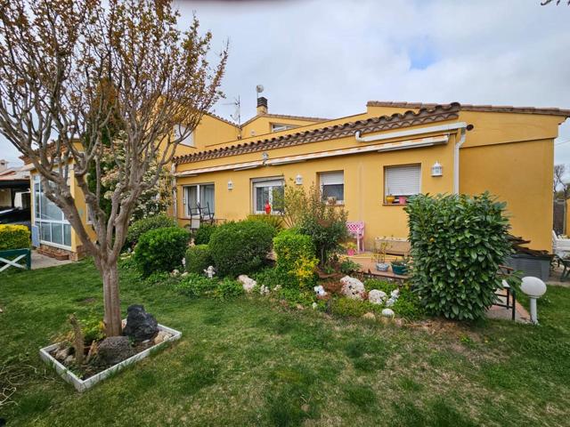 Casa bien cuidada con jardín en una zona residencial tranquila. photo 0