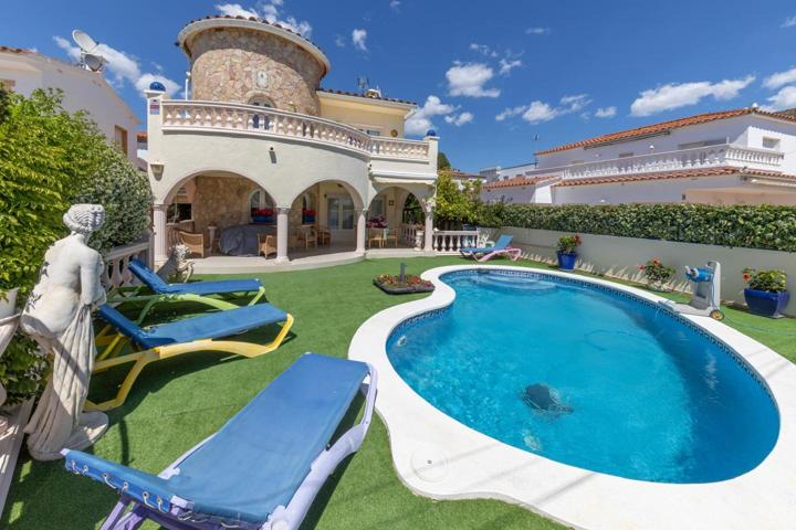 Casa unifamiliar bien cuidada con 4 dormitorios, jardín, piscina y garaje. A 10 minutos andando de la playa photo 0