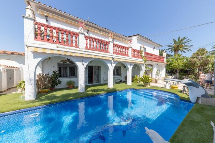 Casa unifamiliar con 5 dormitorios, piscina, garaje y jardín photo 0