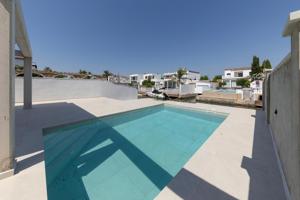 Villa con 4 dormitorios, 4 baños, piscina, jardín, obra nueva, amarre y amarre para Moto de agua. photo 0