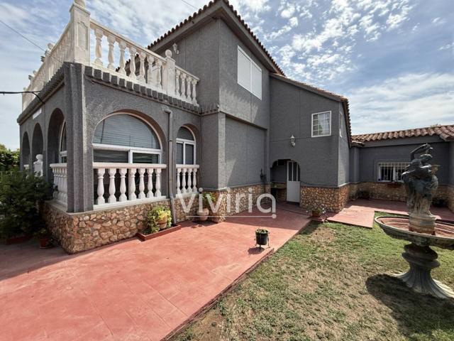 Chalet idependiente en venta en la Urbanización El Realón, Torrent photo 0