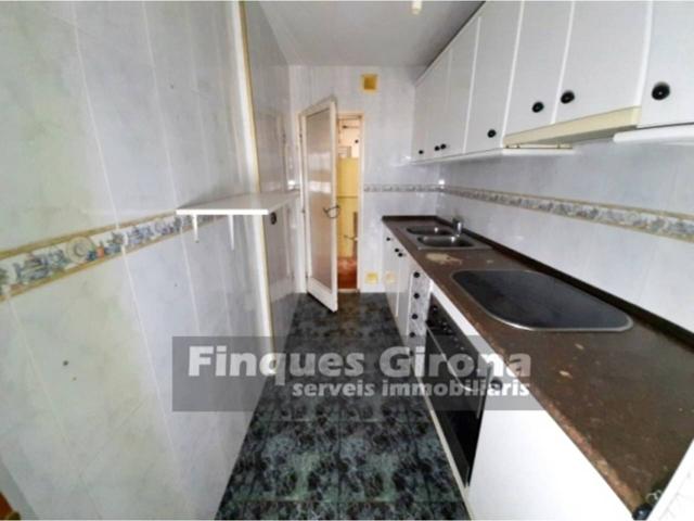 PISO EN VENTA EN VILOBI D'ONYAR PARA REFORMAR photo 0