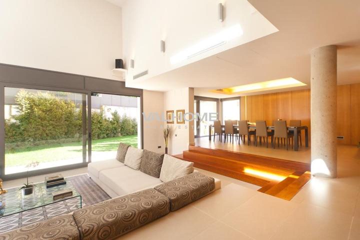 Espectacular villa de diseño con 5 dormitorios, jardín y piscina en venta en La Floresta photo 0