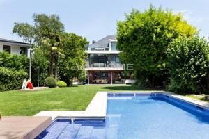 Espectacular villa con jardín, piscina y vistas magníficas en venta en el Eixample de Sant Cugat photo 0