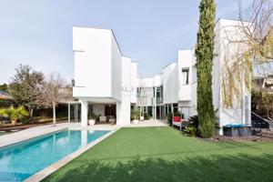 Villa de diseño con un hermoso jardín con piscina, en venta en Valldoreix photo 0