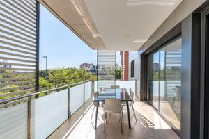 Luminoso piso de 4 dormitorios, con terraza y piscina comunitaria, en venta en Volpelleres photo 0