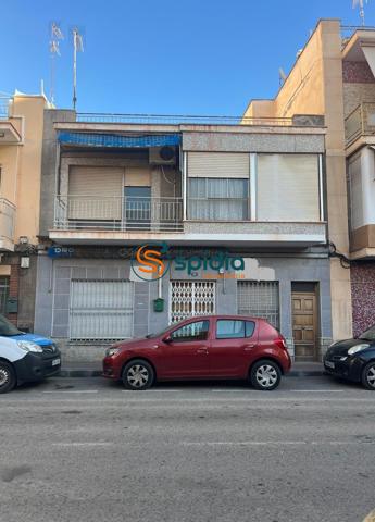 Casa de dos plantas con accesos independientes desde dos calles con Nave-almacén por la calle atrás photo 0