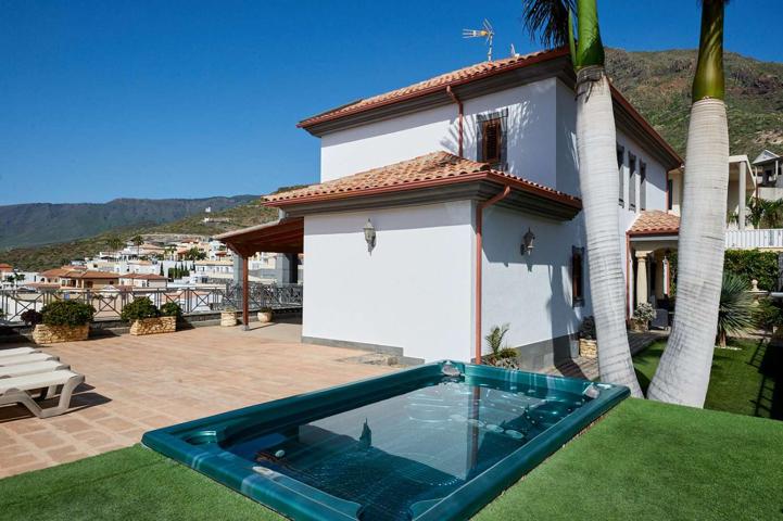Villa En venta en Adeje photo 0