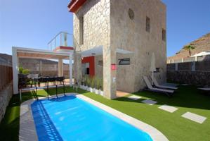 Chalet de lujo recién reformado con amplio jardín y piscina privada climatizada en Tauro. photo 0