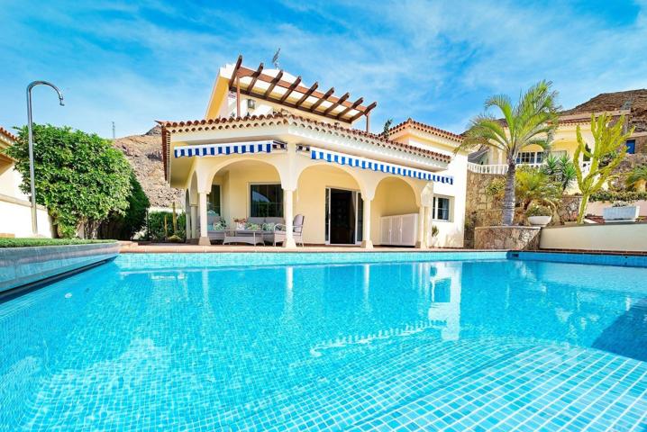 MAJESTUOSA VILLA CON PISCINA PRIVADA CLIMATIZADA, 4 DORMITORIOS, GARAJE E INCREÍBLES VISTAS AL MAR photo 0