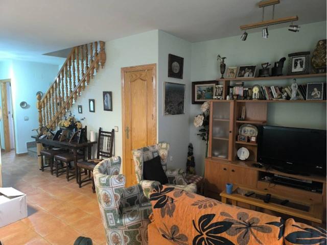 Casa unifamiliar en tres alturas en pleno centro de población photo 0