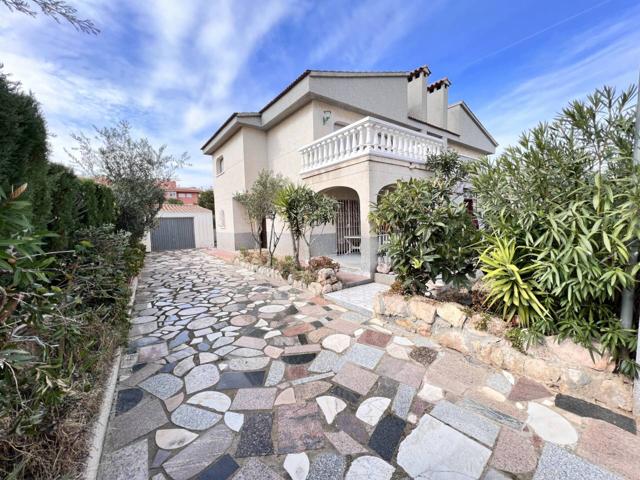Chalet unifamiliar en venta en Miami Platja photo 0