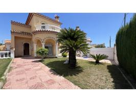 Casa esquinera a la venta en Miami Platja photo 0