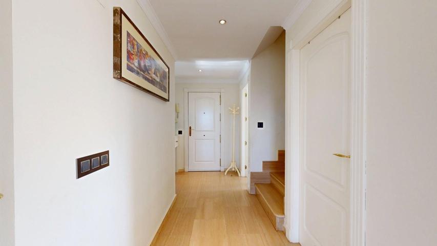 Exclusivo ático dúplex con vistas al mar en Elviria photo 0