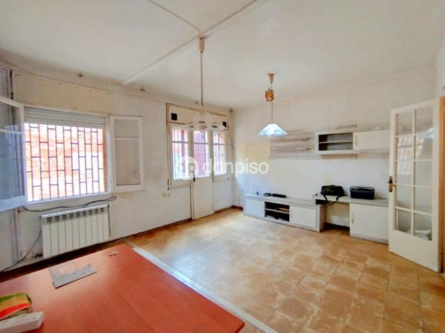 Piso en venta en Sants-Badal photo 0
