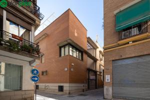 Casa exclusiva junto a Acera del Darro. Pleno centro de Granada. Seminueva y con ascensor propio photo 0