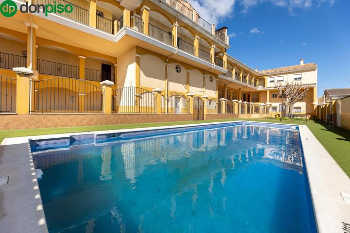 'Vive con estilo y comodidad: Piso con piscina en Churriana de la Vega ¡Tu oasis urbano te espera!' photo 0