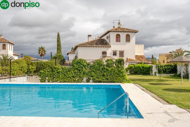 Amplia casa pareada en urbanización privada con piscina, zona El Carmelo, Ogíjares photo 0