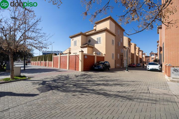 Espectacular casa ubicada en el exclusivo barrio de Albayda, diseñada con una distribución funcional photo 0